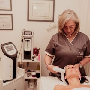 Mas de 20 protocolos (facial, corporal, cicatrices y estrías) de Radiofrecuencia Fraccionada y cómo abordar reacciones adversas .