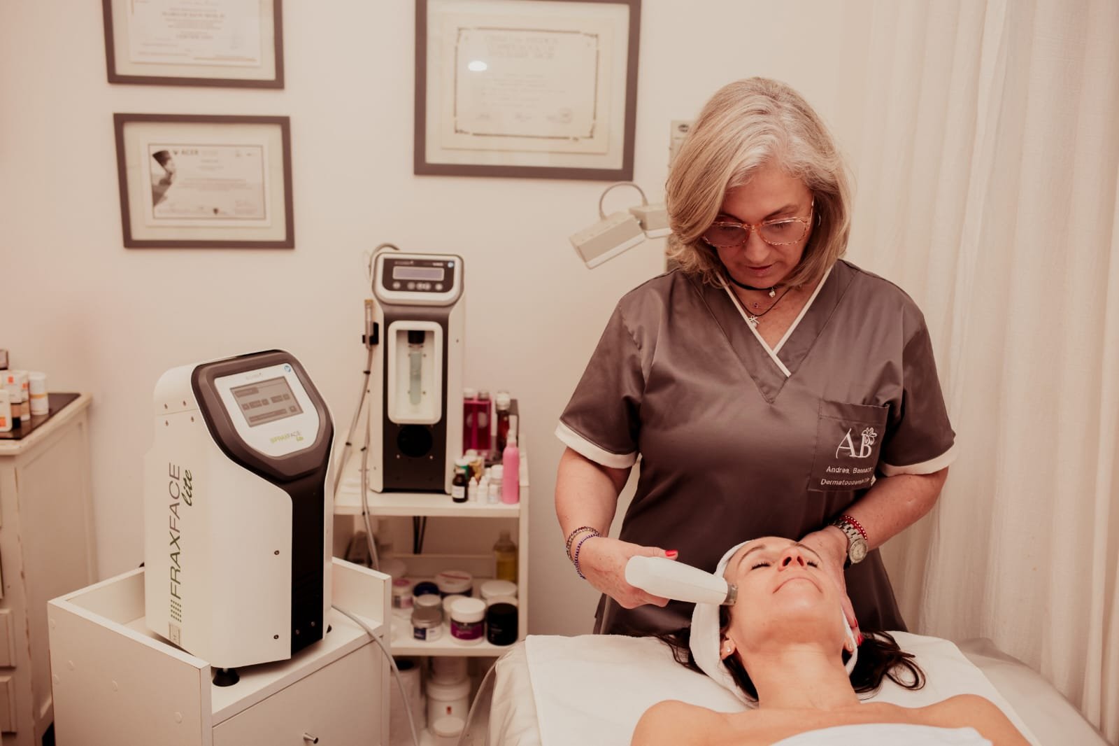 Mas de 20 protocolos (facial, corporal, cicatrices y estrías) de Radiofrecuencia Fraccionada y cómo abordar reacciones adversas .